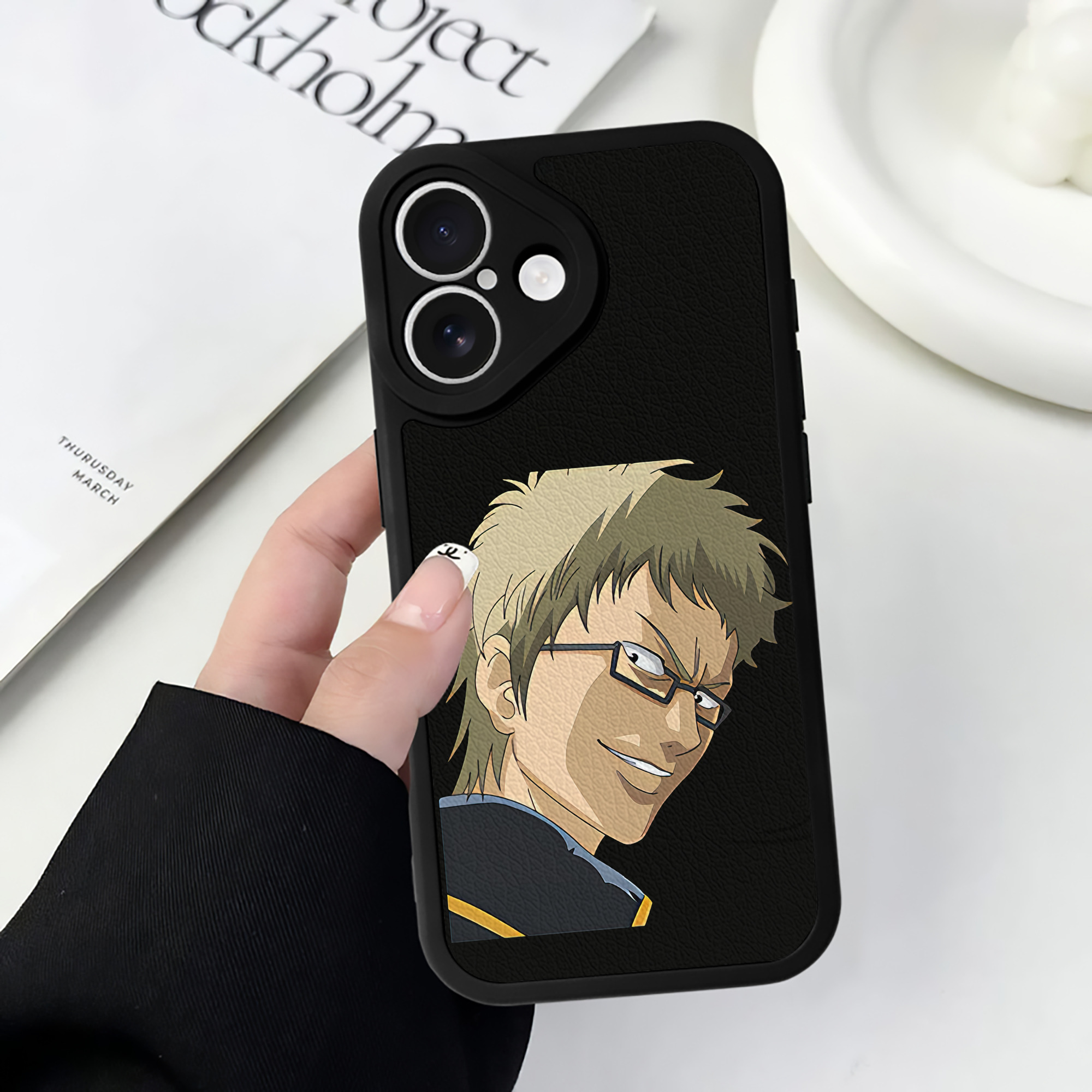 （画像用） ぎんたま 坂田銀時（さかたぎんとき） 神楽 志村新八（しむら しんぱち） GINTAMA Sakata Gintoki Kagura Shimura Shinpachi 【iPhone 16シリーズ対応】シリコンスマホケース（レザー調） 材質：シリコン
